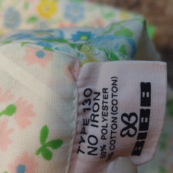 Lot of 4 pillowcases. Two sets of two. Floral. - Picture 7 of 10